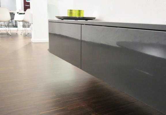 tadjali schreinermeister münchen vollholztisch massanfertigung einbauküche hochwertige geräte siemens miele grohe bora edles desig dunkles holz esstisch küche küchentisch komplettausbau extra angefertigt sorgfältige arbeit ppräzision schreiner münchen handwerk design milberg der nette schreiner sideboard schwebend hochglanz dunkelgrau zwei klappen Tipp-on öffnungsmechanismus