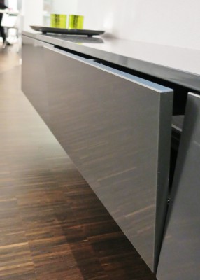 tadjali schreinermeister münchen vollholztisch massanfertigung einbauküche hochwertige geräte siemens miele grohe bora edles desig dunkles holz esstisch küche küchentisch komplettausbau extra angefertigt sorgfältige arbeit ppräzision schreiner münchen handwerk design milberg der nette schreiner hochglanz sideboard dunkelgrau Tipp-On Öffnungsmechanismus