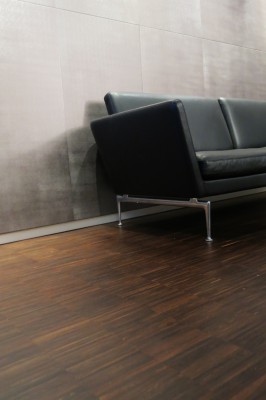 tadjali schreinermeister münchen vollholztisch massanfertigung einbauküche hochwertige geräte siemens miele grohe bora edles desig dunkles holz esstisch küche küchentisch komplettausbau extra angefertigt sorgfältige arbeit ppräzision schreiner münchen handwerk design milberg der nette schreiner bambus industrieparkett