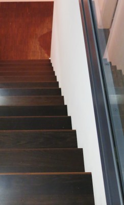 tadjali schreinermeister münchen vollholztisch massanfertigung einbauküche hochwertige geräte siemens miele grohe bora edles desig dunkles holz esstisch küche küchentisch komplettausbau extra angefertigt sorgfältige arbeit ppräzision schreiner münchen handwerk design milberg der nette schreiner treppe dunkles holz geländer aus glas