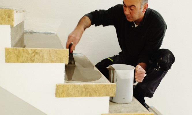 tadjali schreinermeister münchen vollholztisch massanfertigung einbauküche hochwertige geräte siemens miele grohe bora edles desig dunkles holz esstisch küche küchentisch komplettausbau extra angefertigt sorgfältige arbeit ppräzision schreiner münchen handwerk design milberg der nette schreiner bei der arbeit treppe rohbau stufen füller estrich