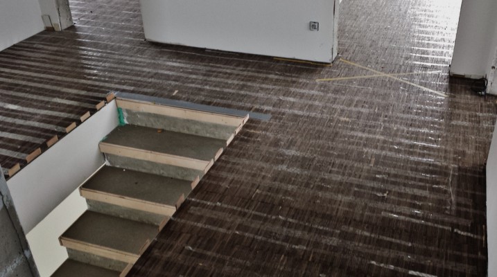 tadjali schreinermeister münchen vollholztisch massanfertigung einbauküche hochwertige geräte siemens miele grohe bora edles desig dunkles holz esstisch küche küchentisch komplettausbau extra angefertigt sorgfältige arbeit ppräzision schreiner münchen handwerk design milberg der nette schreiner treppe auschnitt bambus industrieparkett verlegen