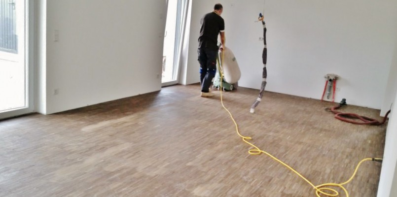 tadjali schreinermeister münchen vollholztisch massanfertigung einbauküche hochwertige geräte siemens miele grohe bora edles desig dunkles holz esstisch küche küchentisch komplettausbau extra angefertigt sorgfältige arbeit ppräzision schreiner münchen handwerk design milberg der nette schreiner parkett boden schleifen schleifmaschine