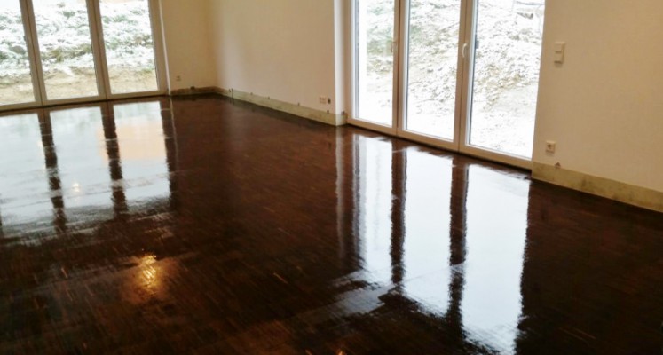 tadjali schreinermeister münchen vollholztisch massanfertigung einbauküche hochwertige geräte siemens miele grohe bora edles desig dunkles holz esstisch küche küchentisch komplettausbau extra angefertigt sorgfältige arbeit ppräzision schreiner münchen handwerk design milberg der nette schreiner parkettboden verlegt und versiegelt parkettlegen schritt für schritt