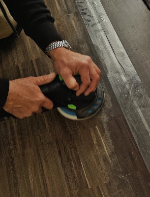 tadjali schreinermeister münchen vollholztisch massanfertigung einbauküche hochwertige geräte siemens miele grohe bora edles desig dunkles holz esstisch küche küchentisch komplettausbau extra angefertigt sorgfältige arbeit ppräzision schreiner münchen handwerk design milberg der nette schreiner parkettboden verlegen feinschliff von hand handschleifmaschine rolex männliche hand