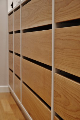tadjali schreinermeister münchen vollholztisch massanfertigung einbauküche hochwertige geräte siemens miele grohe bora edles desig dunkles holz esstisch küche küchentisch komplettausbau extra angefertigt sorgfältige arbeit ppräzision schreiner münchen handwerk design milberg der nette schreiner begehbarer kleiderschrank schubladen englischer zug vollholz